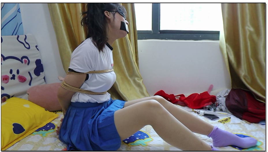 【荷仙美缚】独居少女的经历，女孩睡梦中惊醒，醒来后就被绑起来欺负独居的怕痒敏感女..