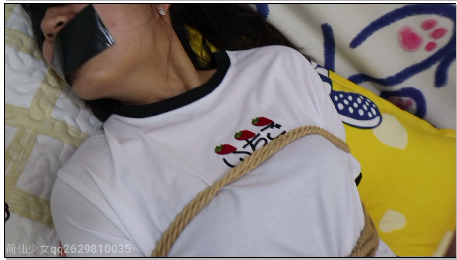 【荷仙美缚】独居少女的经历，女孩睡梦中惊醒，醒来后就被绑起来欺负独居的怕痒敏感女..