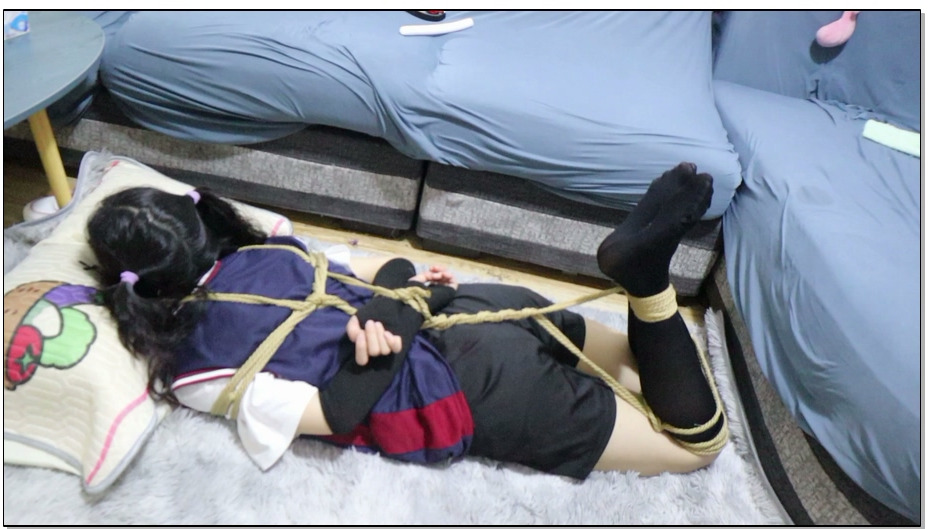 【荷仙美缚】双马尾若灵妹妹的黑丝基本驷马敏感测试，敏感少女 即便被绑着得也会呜呜… 