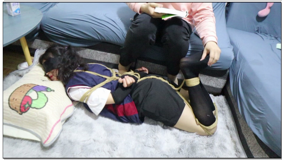 【荷仙美缚】双马尾若灵妹妹的黑丝基本驷马敏感测试，敏感少女 即便被绑着得也会呜呜… 