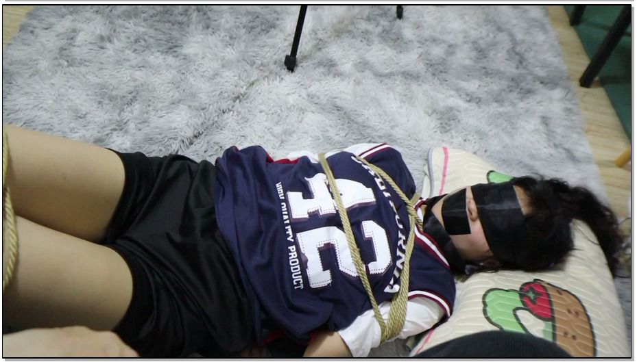 【荷仙美缚】双马尾若灵妹妹的黑丝基本驷马敏感测试，敏感少女 即便被绑着得也会呜呜… 