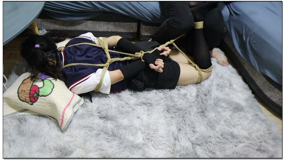 【荷仙美缚】双马尾若灵妹妹的黑丝基本驷马敏感测试，敏感少女 即便被绑着得也会呜呜… 