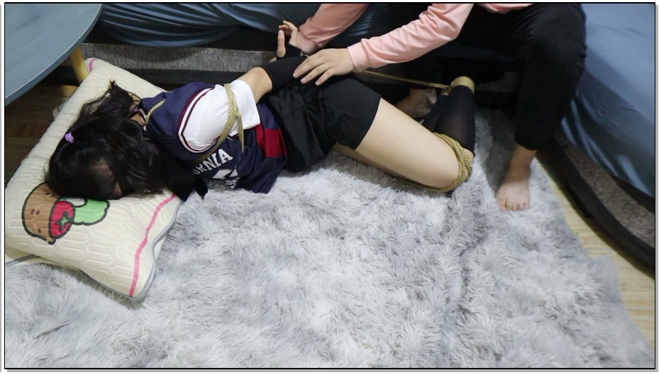 【荷仙美缚】双马尾若灵妹妹的黑丝基本驷马敏感测试，敏感少女 即便被绑着得也会呜呜… 