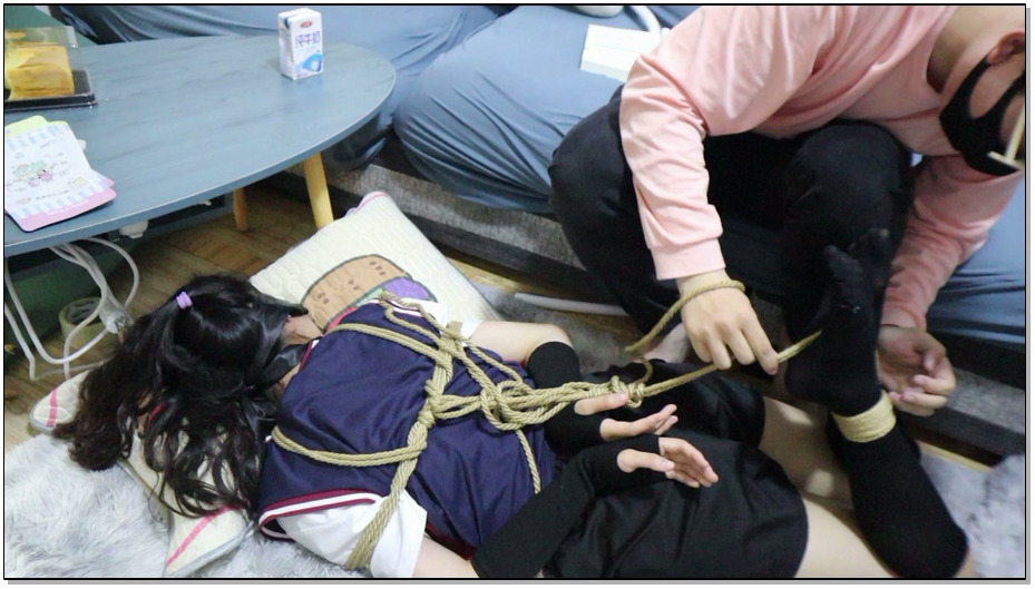 【荷仙美缚】双马尾若灵妹妹的黑丝基本驷马敏感测试，敏感少女 即便被绑着得也会呜呜… 