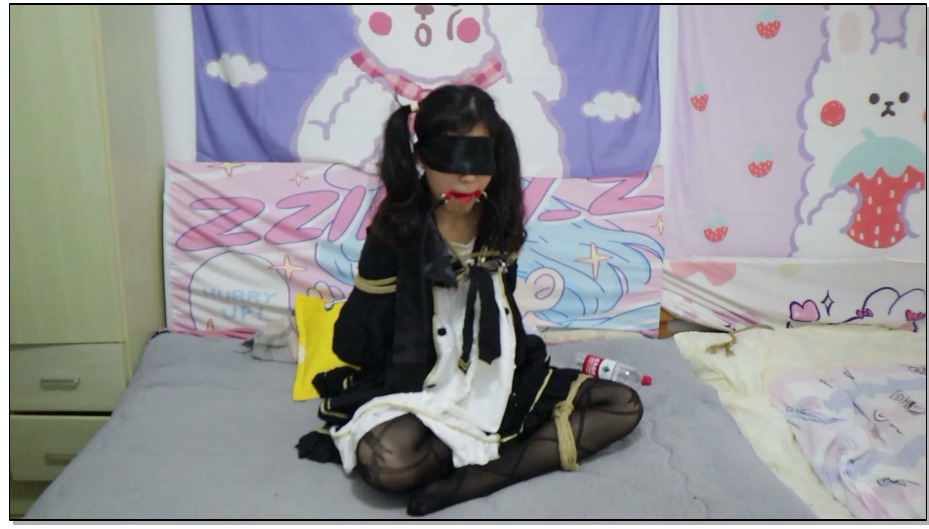 【荷仙美缚】同样的捆绑姿势和同样的lolita暗黑式双马尾萌妹子