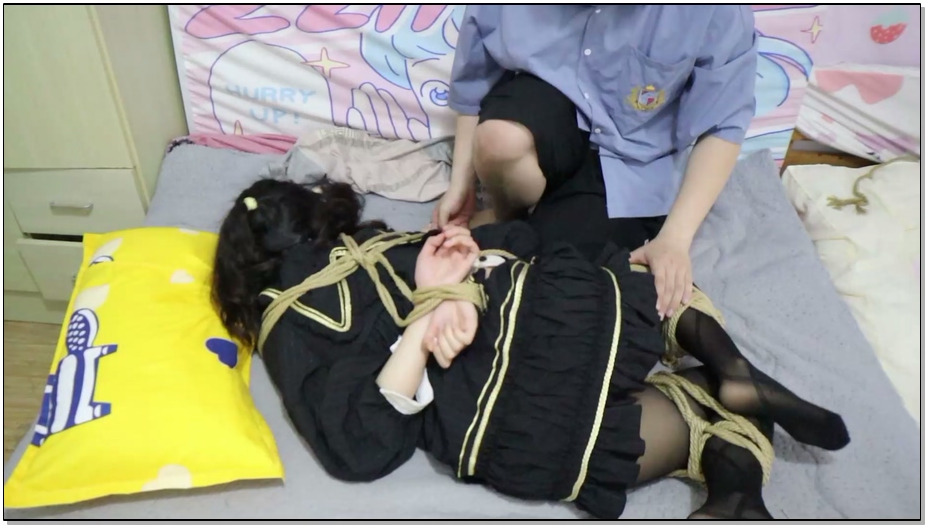 【荷仙美缚】同样的捆绑姿势和同样的lolita暗黑式双马尾萌妹子