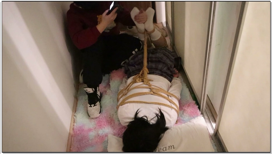 【荷仙美缚】来看力量JK女生的捆绑挣脱TK吧 无论是捆扔床上还是扔在壁橱里结果都是一…