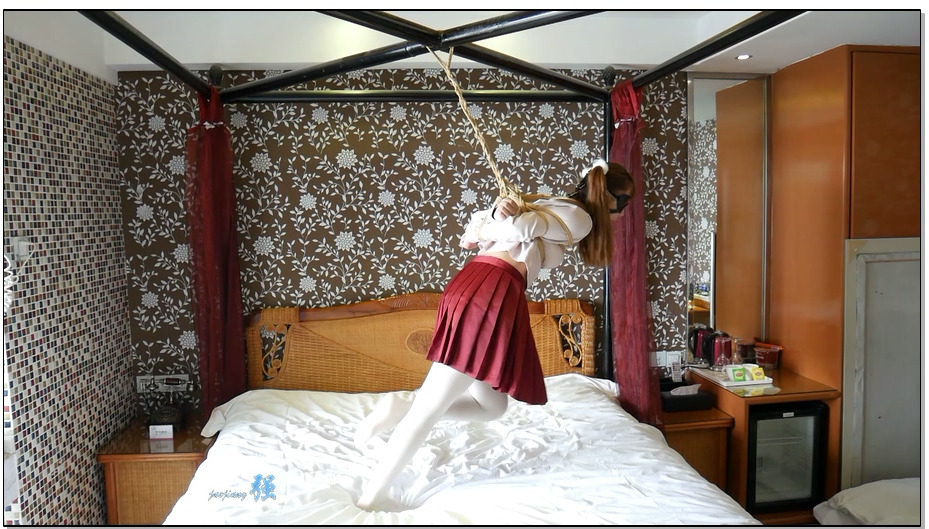 【倔强原创】小开的jk吊缚 后面应群友要求帮她换了条丝袜 换下丝袜整个过程看着好羞耻