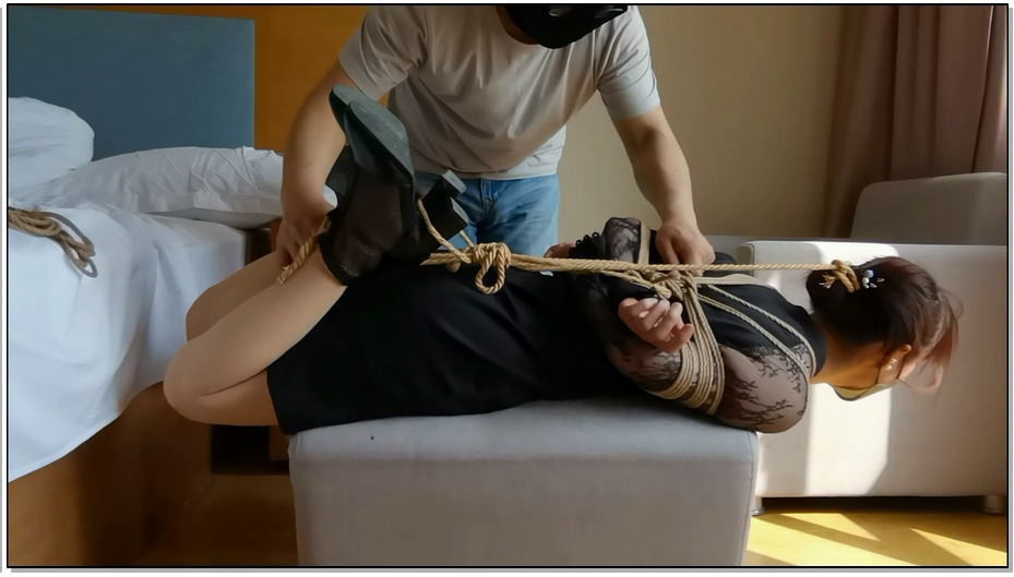 【江山原创】清冉初次体验绳缚，儿子在旁边盯着看自己的母亲被绑起来