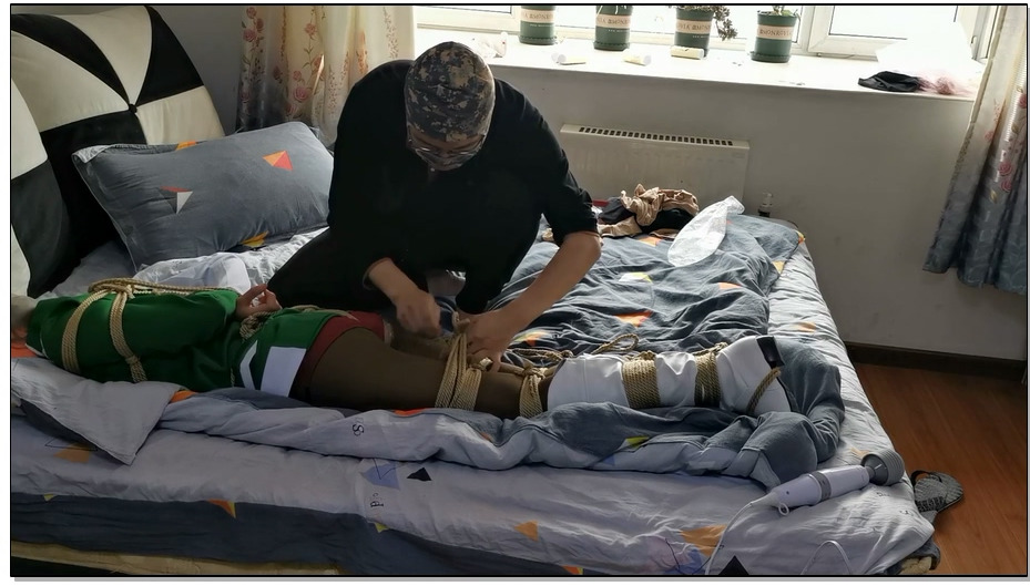 【JS原创】丝袜销售员 下-凌薇主演-袜子塞嘴 丝袜套头 驷马捆绑