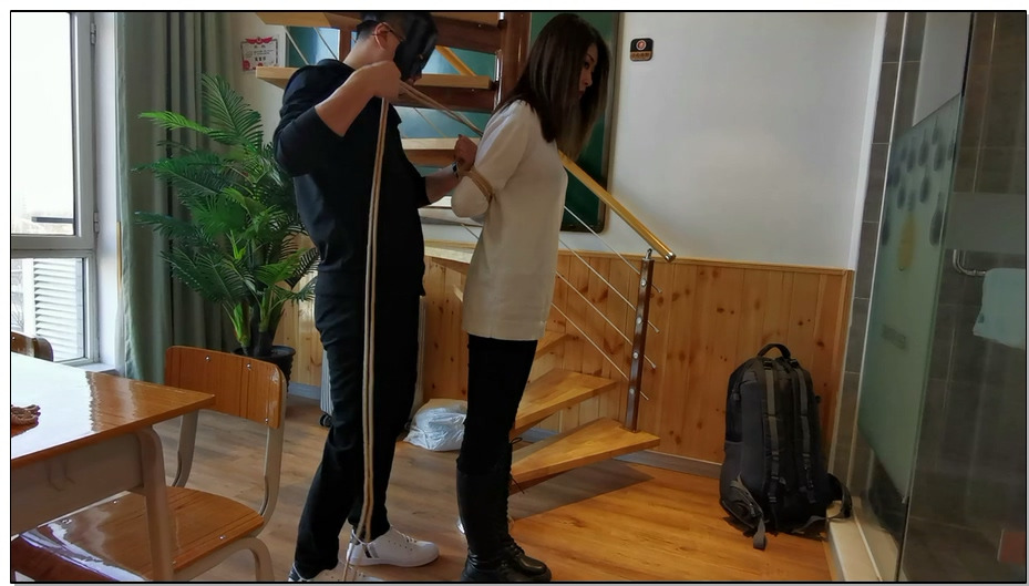 【JS原创】瑾萱 绑在楼梯柱上，嘴里塞上口塞，下面送个玩具刺激,休闲装 长靴 捆绑