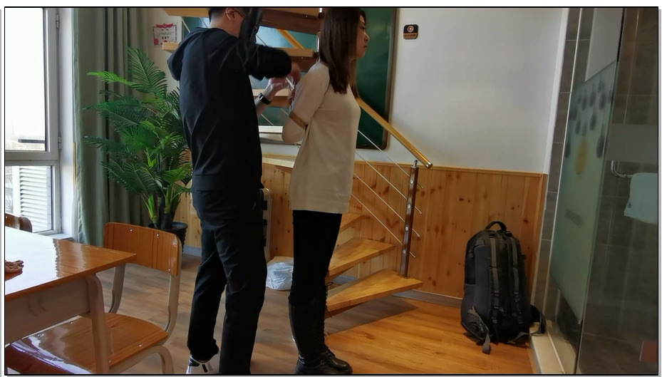 【JS原创】瑾萱 绑在楼梯柱上，嘴里塞上口塞，下面送个玩具刺激,休闲装 长靴 捆绑