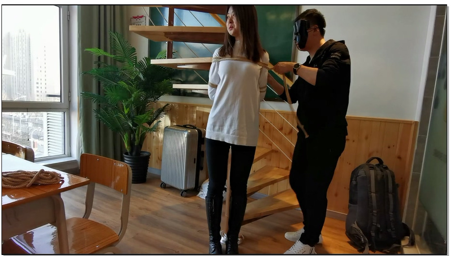 【JS原创】瑾萱 绑在楼梯柱上，嘴里塞上口塞，下面送个玩具刺激,休闲装 长靴 捆绑
