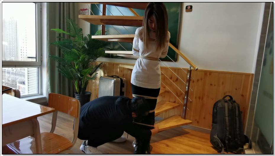 【JS原创】瑾萱 绑在楼梯柱上，嘴里塞上口塞，下面送个玩具刺激,休闲装 长靴 捆绑