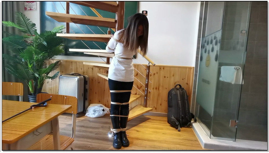 【JS原创】瑾萱 绑在楼梯柱上，嘴里塞上口塞，下面送个玩具刺激,休闲装 长靴 捆绑