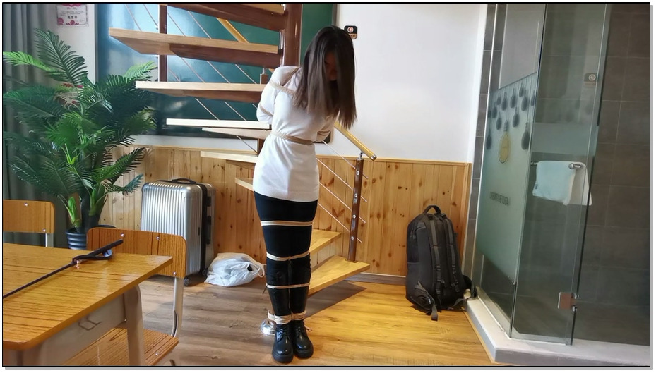 【JS原创】瑾萱 绑在楼梯柱上，嘴里塞上口塞，下面送个玩具刺激,休闲装 长靴 捆绑