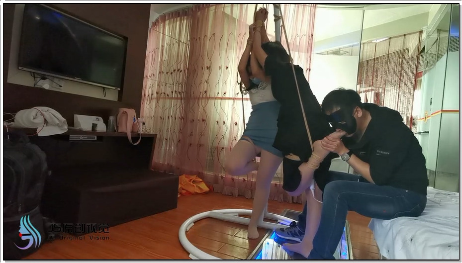 【JS原创】琳洛-凌熙 双女单腿吊缚 互相颈部亲吻挑逗 快乐棒刺激