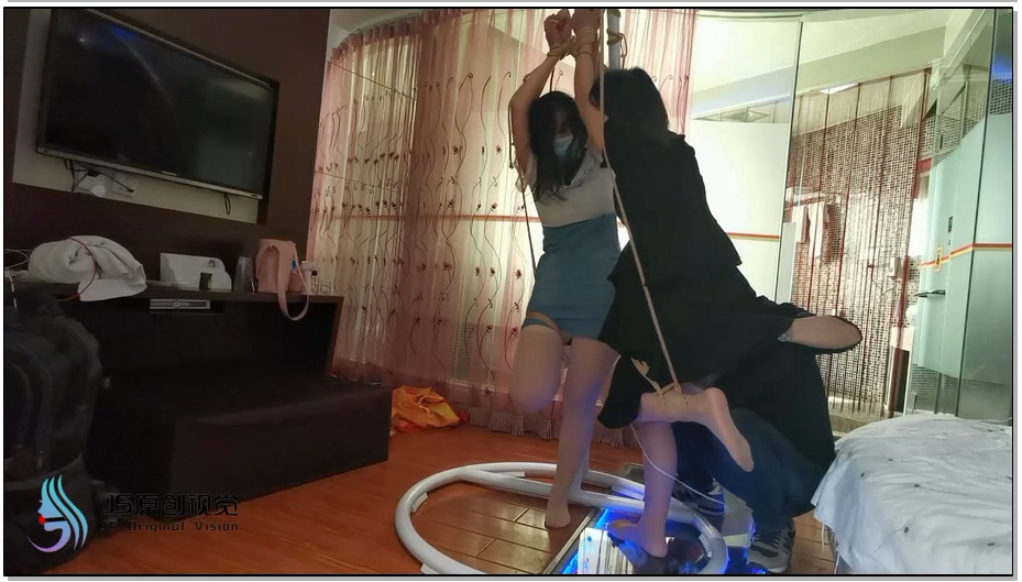【JS原创】琳洛-凌熙 双女单腿吊缚 互相颈部亲吻挑逗 快乐棒刺激