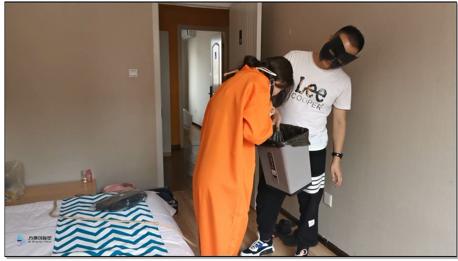 【JS原创】国外定制瑾萱女囚犯+铁链+皮质镣铐+口球堵嘴+龟甲+单手套