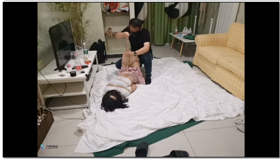 【JS原创】艾可 白棉袜驷马+鞭打+快乐棒刺激+胶带封嘴