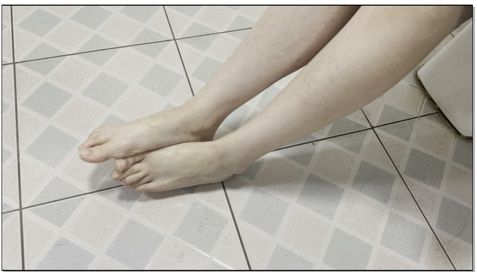 【杰仔】用沐浴露洗脚+在可心脚上写字+最后用牙膏刷脚脚+以及滚轮tk可心