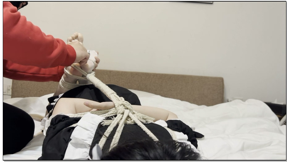 【杰仔】用沐浴露洗脚+在可心脚上写字+最后用牙膏刷脚脚+以及滚轮tk可心