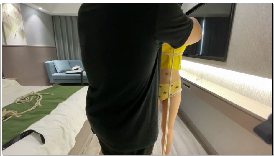 【杰仔】新人小乙自己流口水+玩舌+异梦鸭子坐+kb+口水收集+丝袜堵嘴