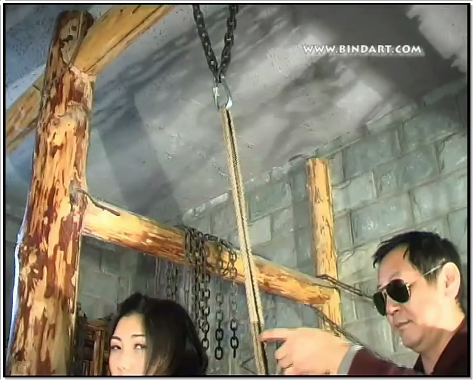 【丽柜美束】丝丝捆绑感言 监狱酒吧完整拍摄高清版