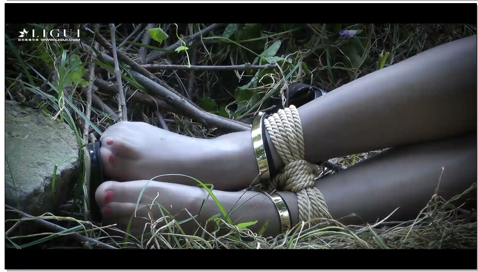 【丽柜美束】2018.6.11 思彤空姐林中紧缚胶带封嘴 （原版官方视频）