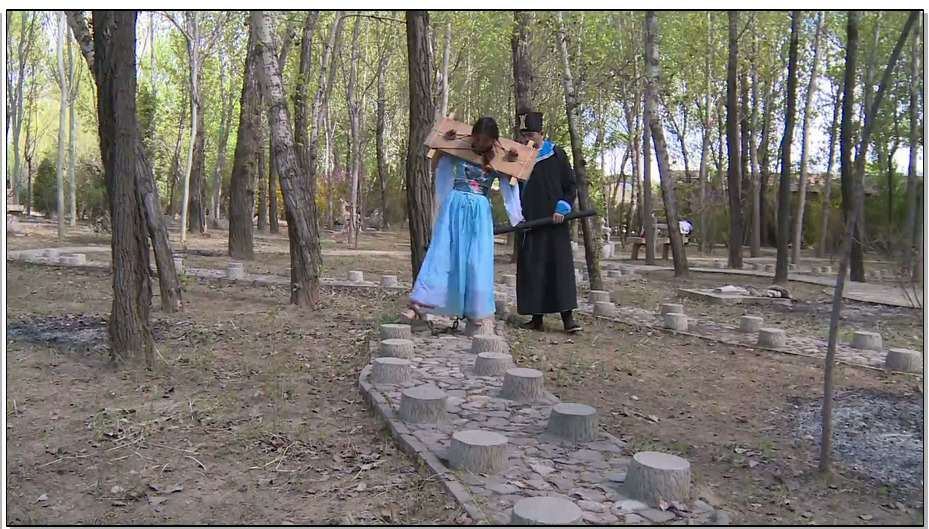 【丽佳美亚】犯妇押解，漂亮女犯带枷赤足脚镣押解惩罚，逃脱失败被驷马！