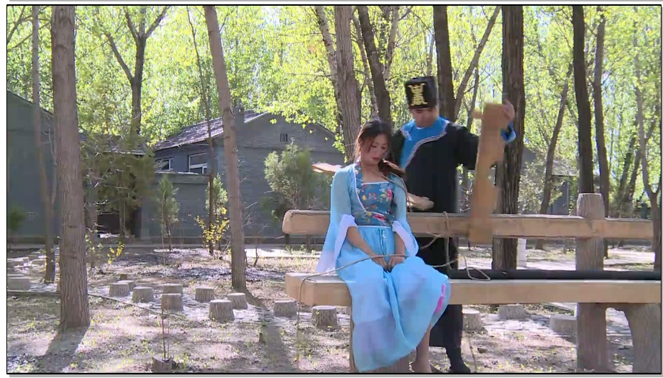 【丽佳美亚】犯妇押解，漂亮女犯带枷赤足脚镣押解惩罚，逃脱失败被驷马！