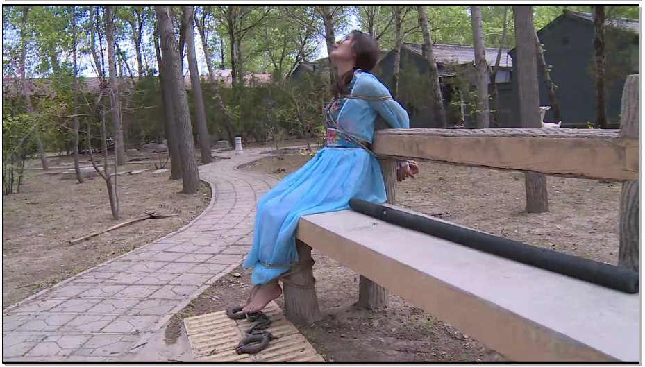 【丽佳美亚】犯妇押解，漂亮女犯带枷赤足脚镣押解惩罚，逃脱失败被驷马！