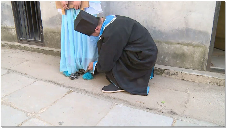 【丽佳美亚】犯妇押解，漂亮女犯带枷赤足脚镣押解惩罚，逃脱失败被驷马！