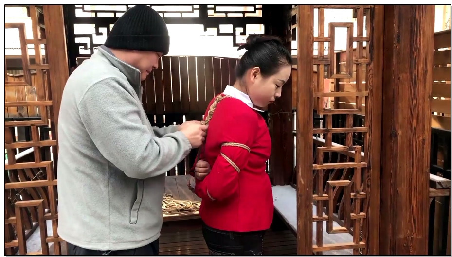 【丽佳美亚】潇潇 寒亭残雪捆绑露出(户外,手铐,脚镣,项圈,裸足,家务)