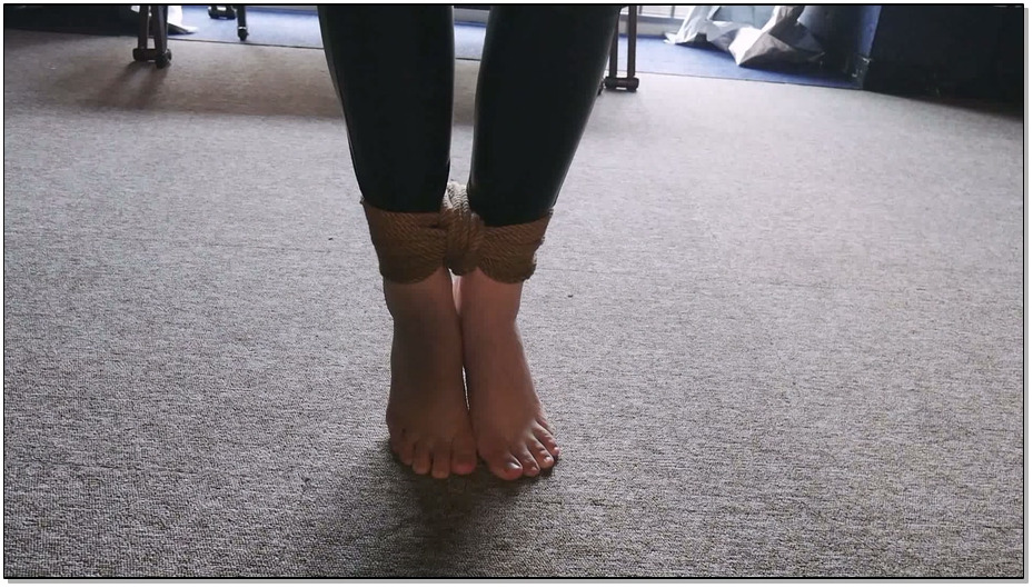 【猎美工作室】女搜查官之拷问(正片)皮衣 女警 长腿 押解 赤足 反手吊 拷打 呻吟