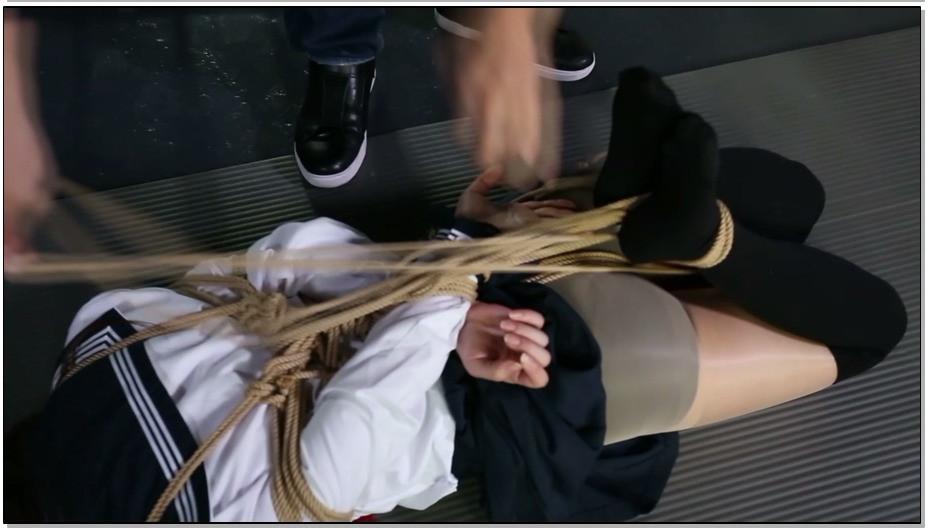 【猎美工作室】箱中少女 上 绝美少女惨被入箱 强制开口,更被变态收集唾液