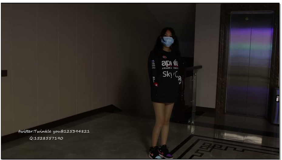 【LMXY】酒店山庄捆绑行走 短袖直穿 下身没 肉丝+蕾丝短袜 球鞋 回房之后就是奖励 筋..