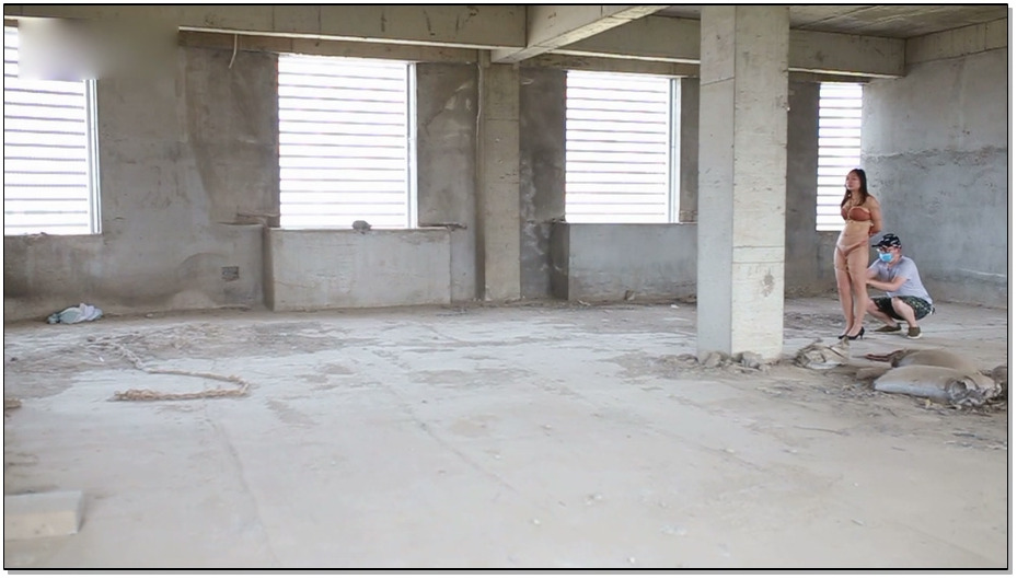 【鲁R绳艺】培培户外 烈日高温下 挑战建筑工地内衣负重行走 脚穿高跟寸步难行