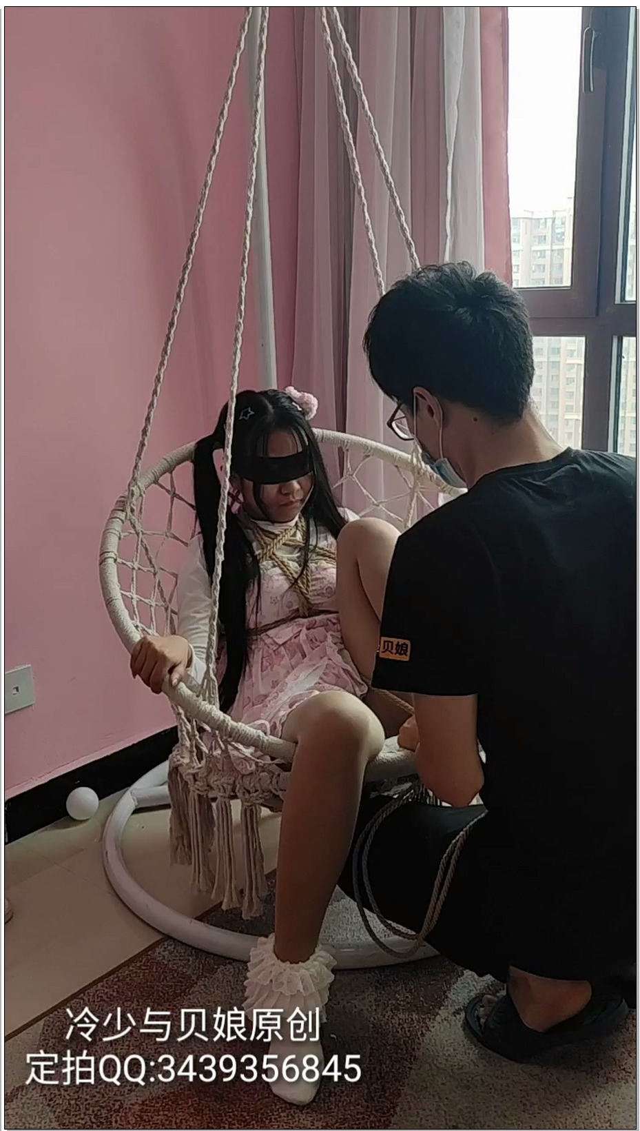 【冷少与贝娘】蕾丝短袜lo娘双马尾小妹妹被M开腿放置在吊椅上玩