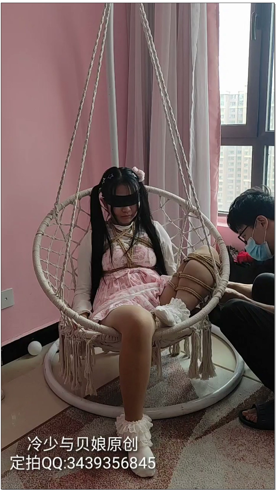 【冷少与贝娘】蕾丝短袜lo娘双马尾小妹妹被M开腿放置在吊椅上玩