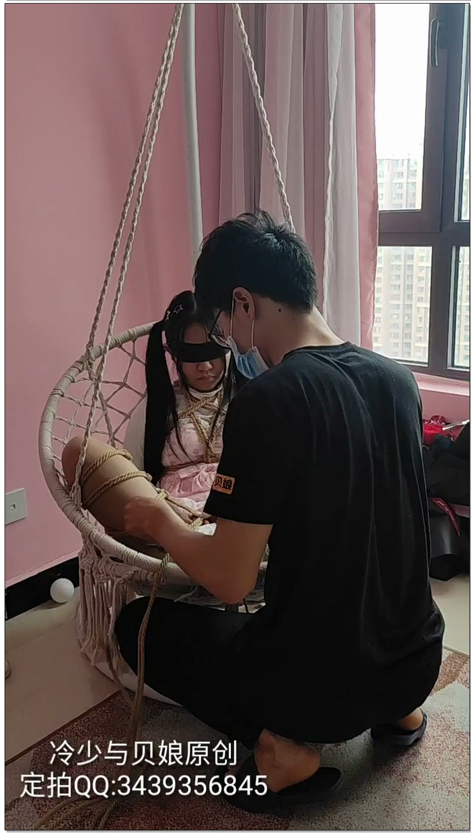 【冷少与贝娘】蕾丝短袜lo娘双马尾小妹妹被M开腿放置在吊椅上玩