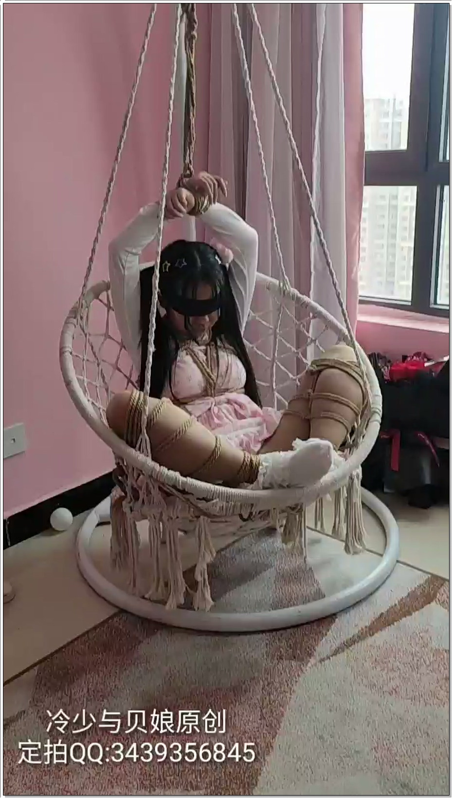 【冷少与贝娘】蕾丝短袜lo娘双马尾小妹妹被M开腿放置在吊椅上玩