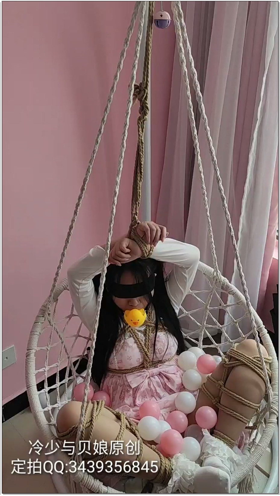 【冷少与贝娘】蕾丝短袜lo娘双马尾小妹妹被M开腿放置在吊椅上玩