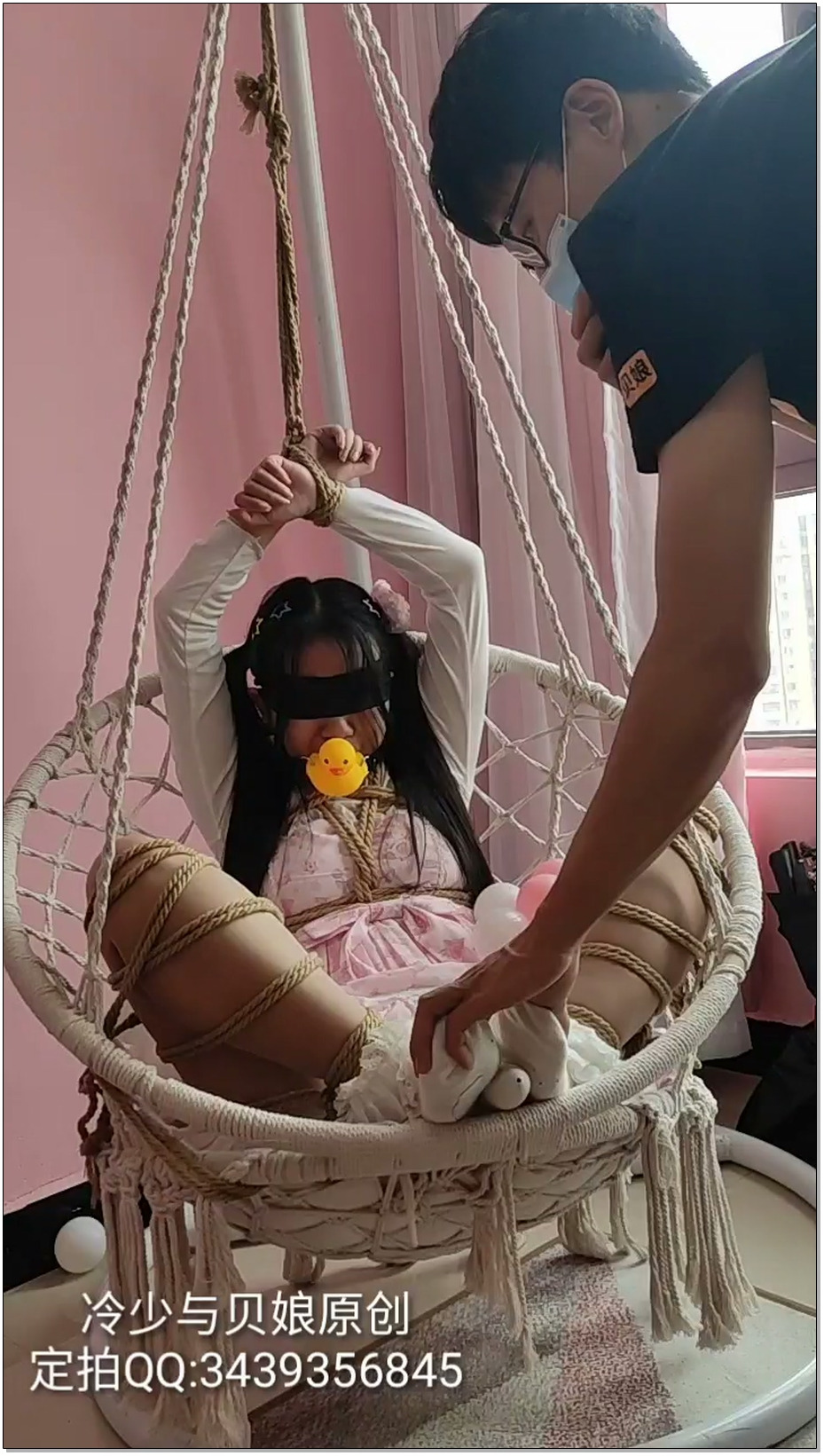 【冷少与贝娘】蕾丝短袜lo娘双马尾小妹妹被M开腿放置在吊椅上玩