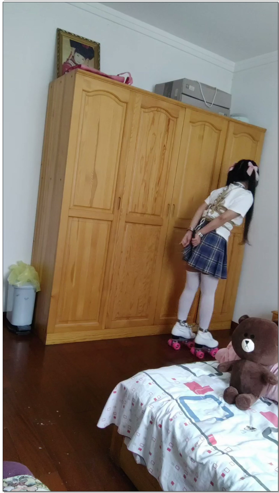 【冷少与贝娘】双马尾白丝jk的连体镣铐+轮滑鞋自缚