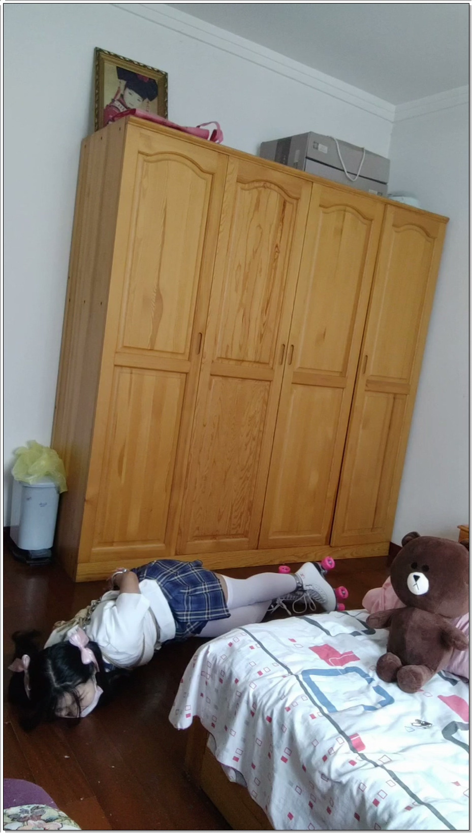 【冷少与贝娘】双马尾白丝jk的连体镣铐+轮滑鞋自缚