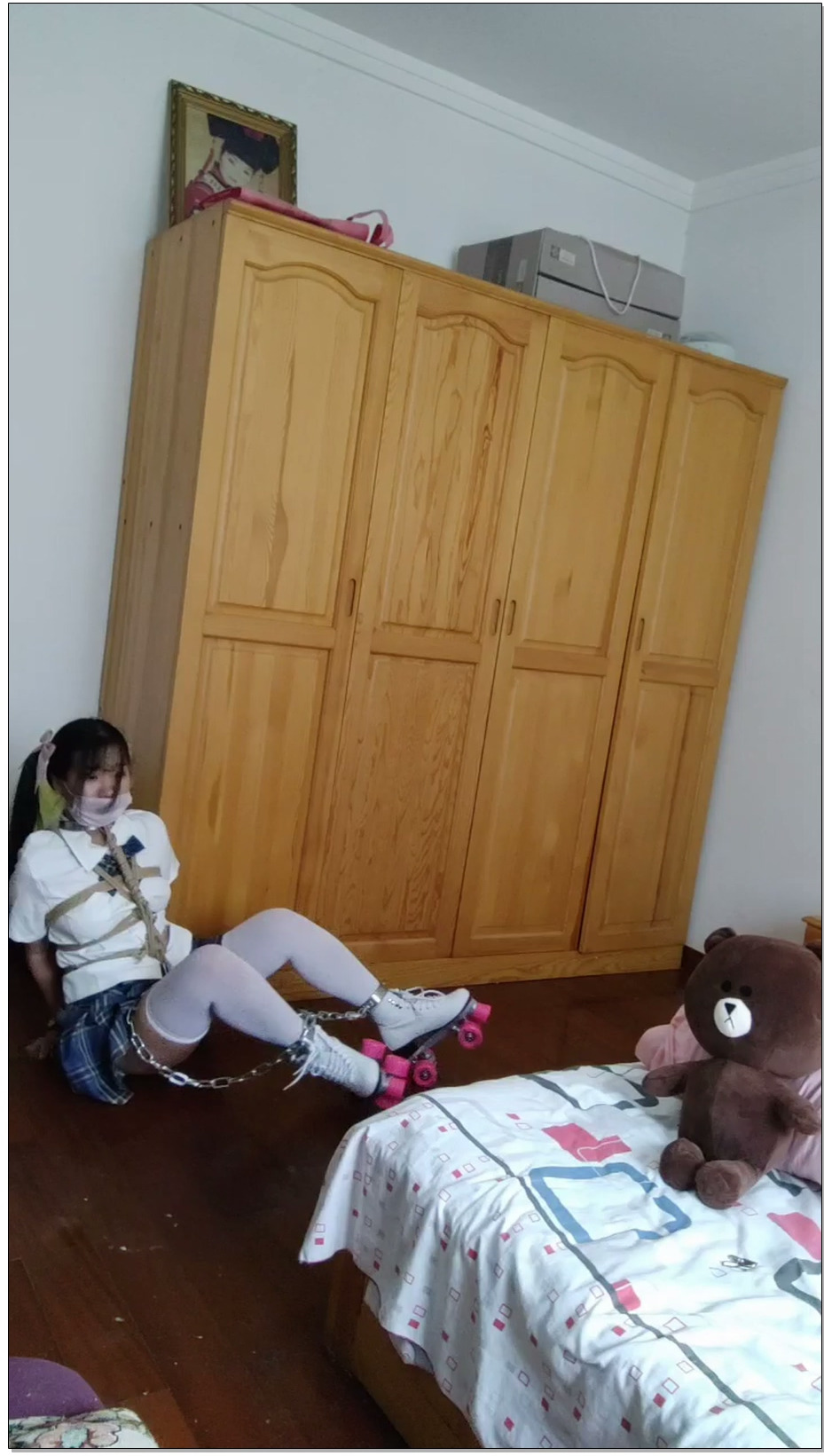 【冷少与贝娘】双马尾白丝jk的连体镣铐+轮滑鞋自缚