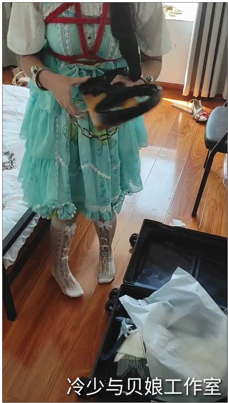 【冷少与贝娘】可爱双马尾lo娘被捆绑戴手铐脚镣做家务