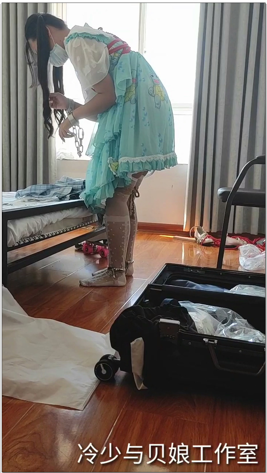 【冷少与贝娘】可爱双马尾lo娘被捆绑戴手铐脚镣做家务