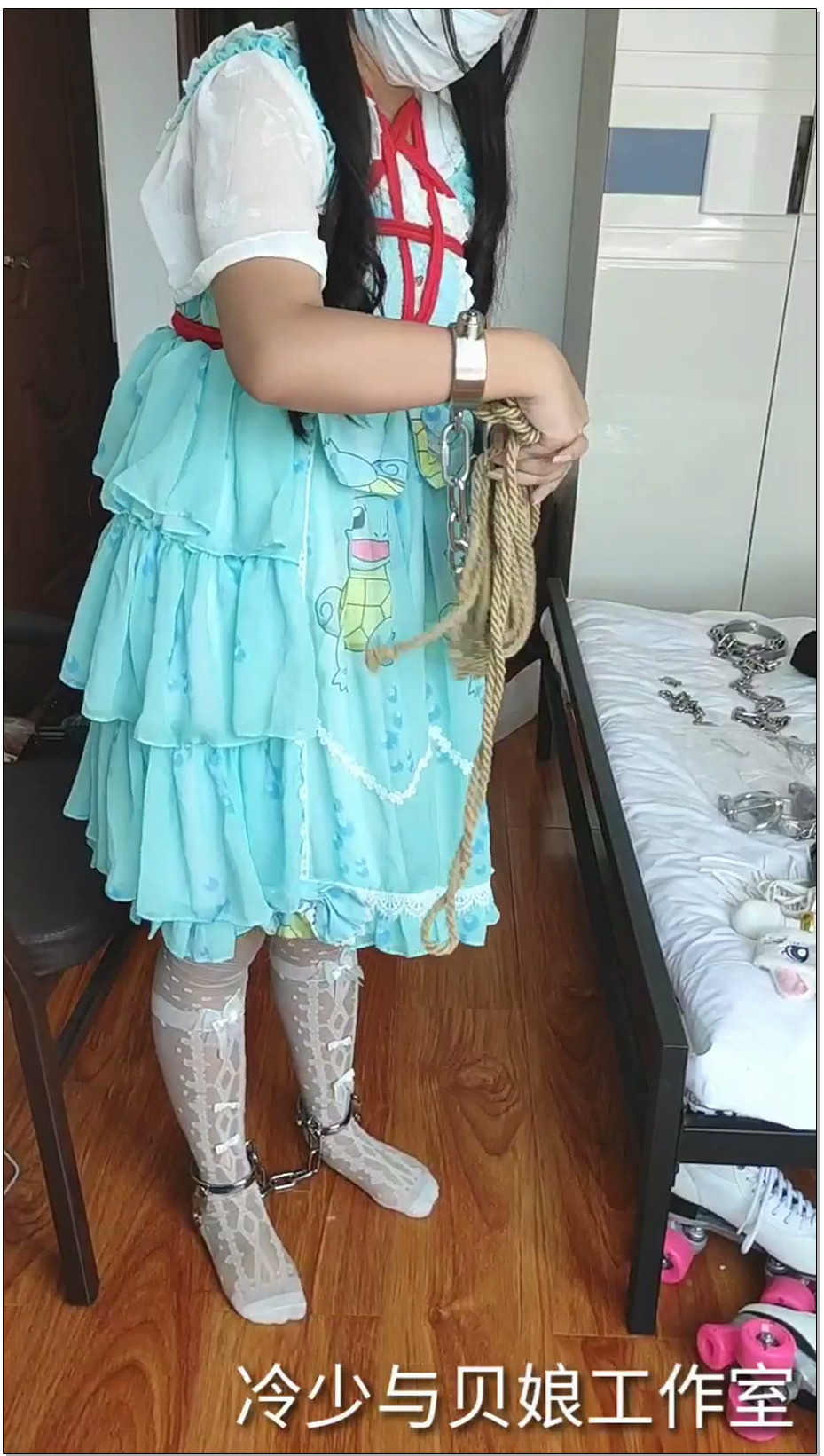 【冷少与贝娘】可爱双马尾lo娘被捆绑戴手铐脚镣做家务